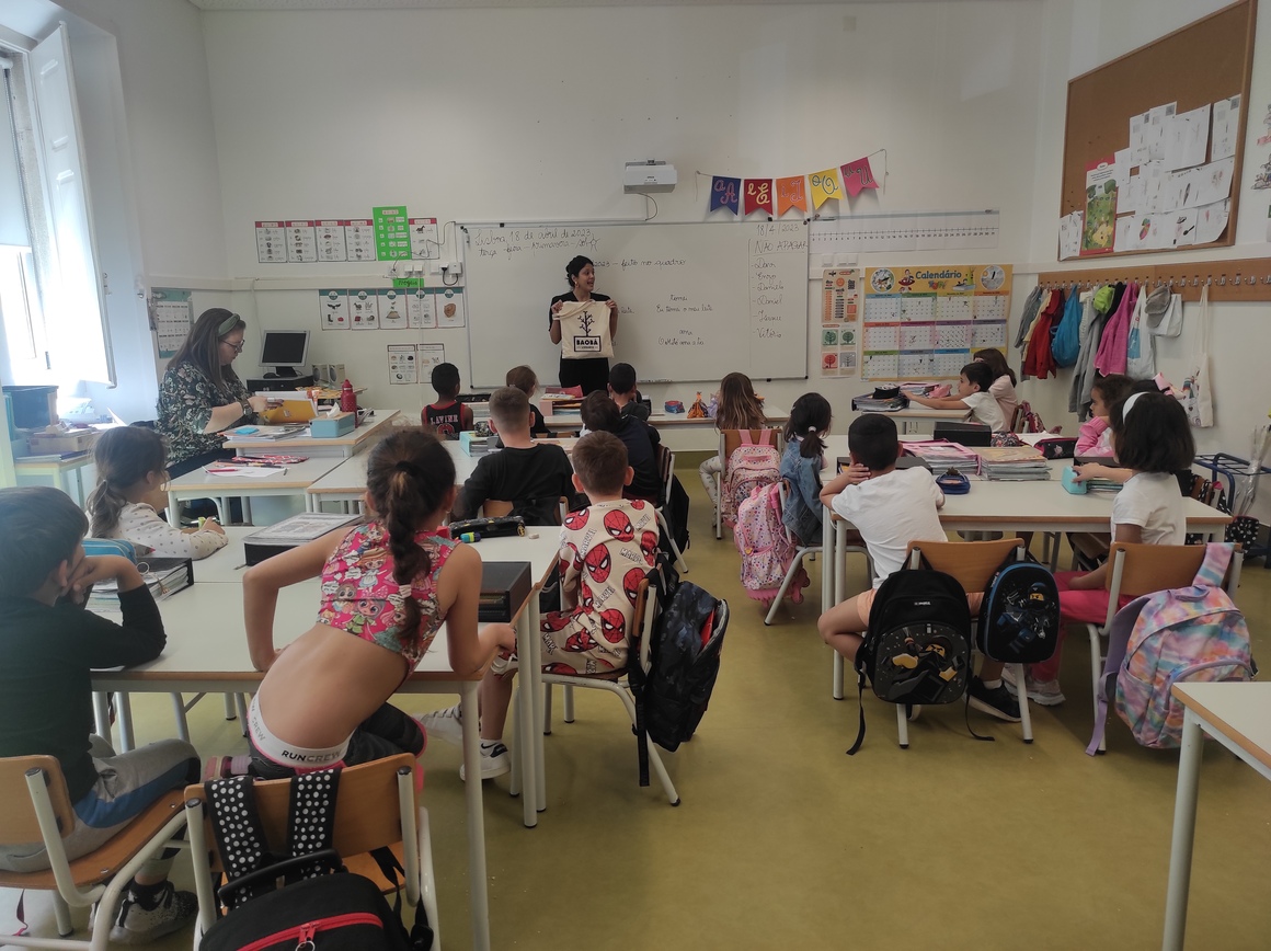 interculturalidade em Portugal crianças na sala de aula de diversas nacionalidades
