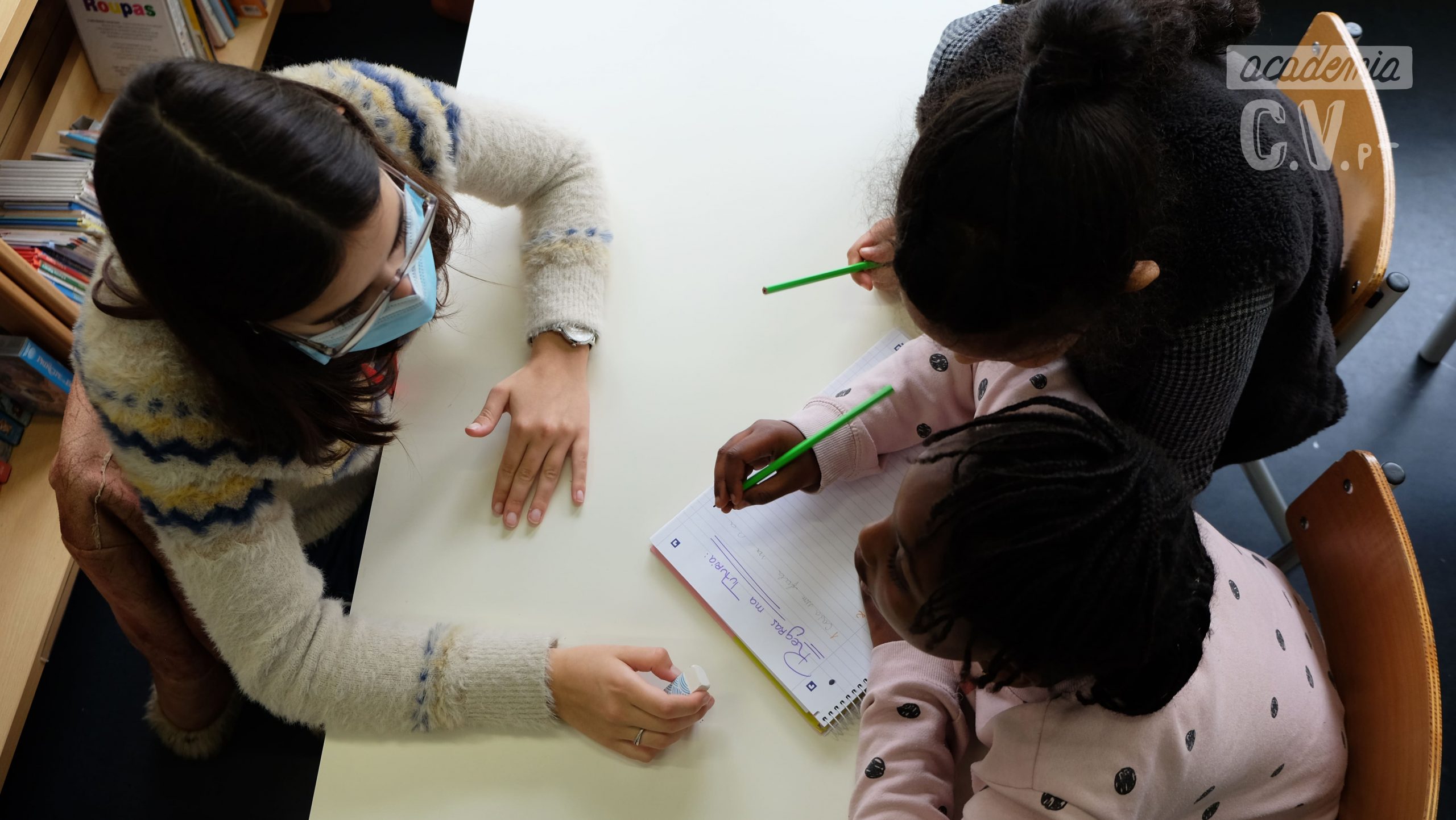 interculturalidade em Portugal sessão de tutoria com crianças migrantes
